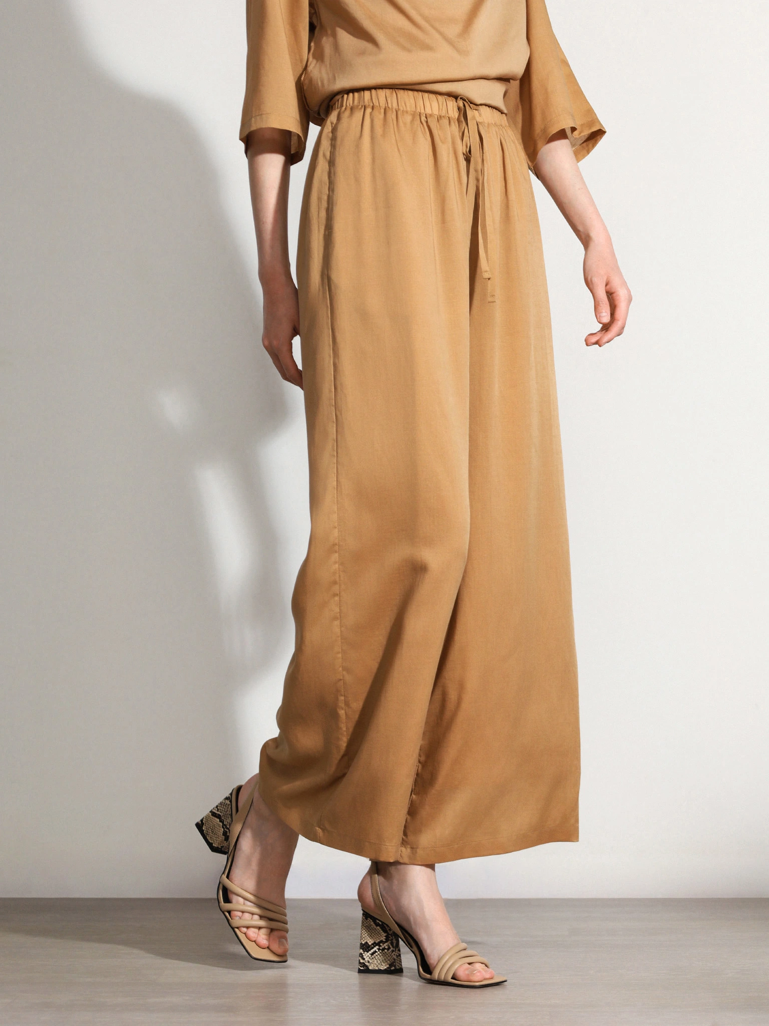 Брюки светло-коричневого цвета свободного кроя